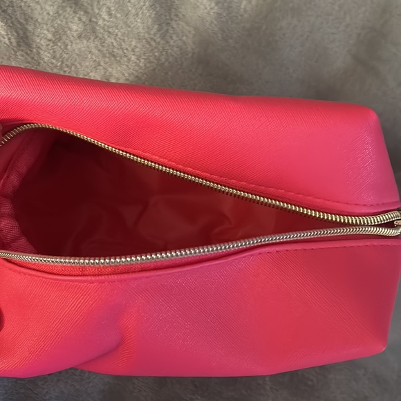 A cute little and spacious pink makeup bag - Picture 2 of 4